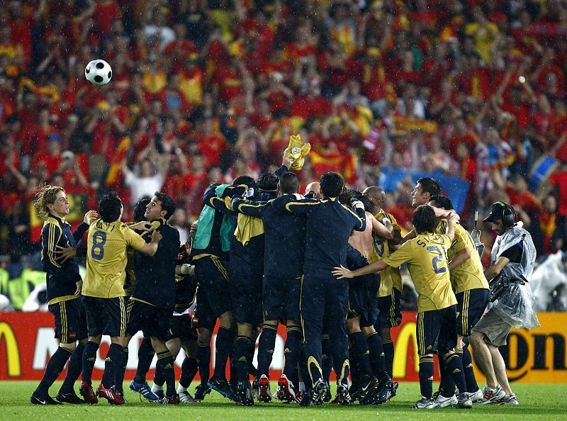 Este equipo es una piña. Los jugadores españoles celebran la victoria de su equipo 3-0 ante Rusia