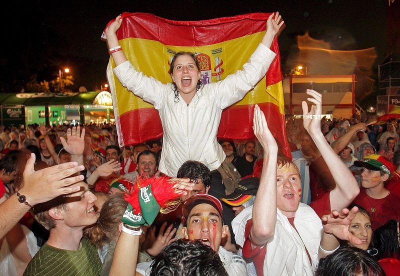 Seguidores de la selección española de fútbol celebran la victoria por 3-0 ante Rusia en una zona pública de Viena, Austria.