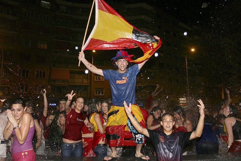 El triunfo se celebra en toda España. Miles de palentinos festejan el triunfo de España ante Rusia en la fuente de la Plaza de España de Palencia.