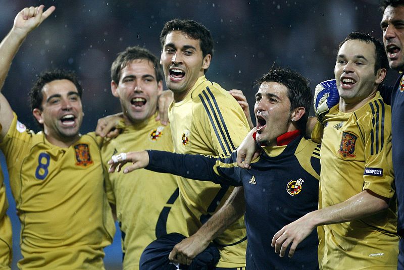 Los jugadores españoles Xavi Hernandez, Álvaro Arbeloa, David Villa y Andrés Iniesta celebran la victoria de su equipo ante Rusia.