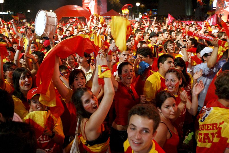 Cientos de aficionados celebran en la madrileña Plaza de Colón la victoria de la selección española ante Rusia en el partido de la semifinal de la Eurocopa '08.