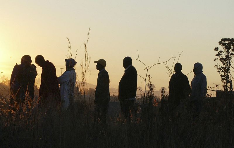 Un grupo de votantes espera para que abran los colegios electorales para votar en la segunda vuelta de unas elecciones calificadas de farsa por la comunidad internacional.