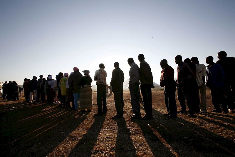 Varios votantes hacen fila para votar en un colegio electoral en Harare, Zimbawe