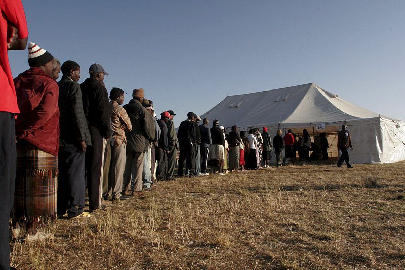 Varios votantes hacen fila para votar en un colegio electoral en Harare, Zimbawe, hoy viernes 27 de junio de 2008. Zimbawe está celebrando la segunda vuelta de sus elecciones presidenciales que lidera el partido del presidente Robert Mugabe, Zanu PF.