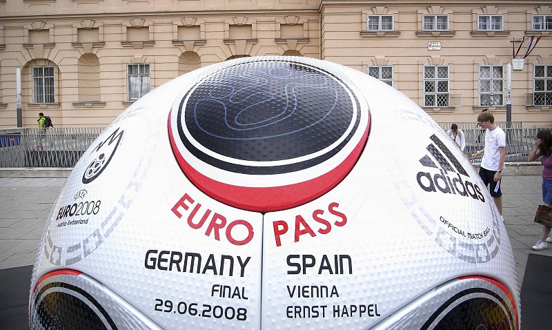 Un balón gigante anuncia la final de la Eurocopa 2008