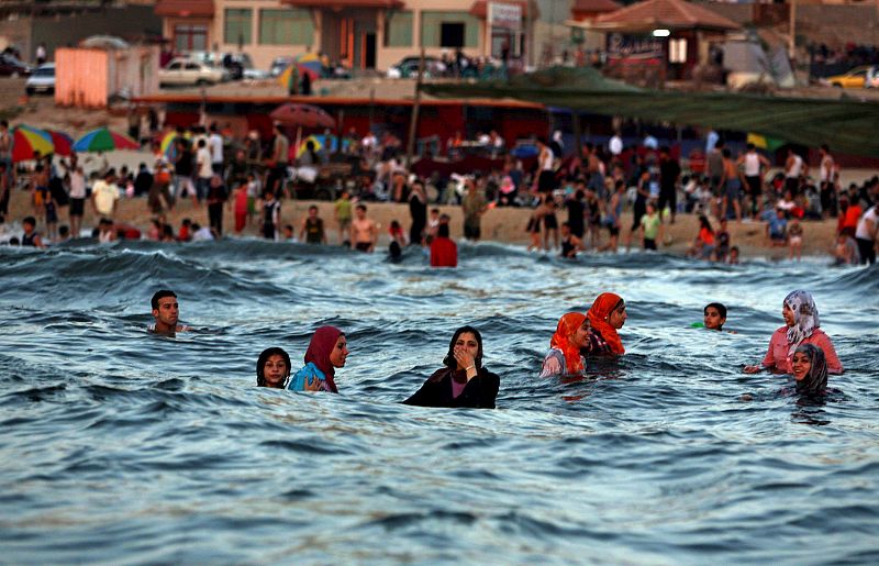 Mujeres bañándose en la ciudad de Gaza