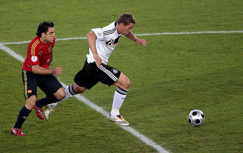 Podolski vs Xavi