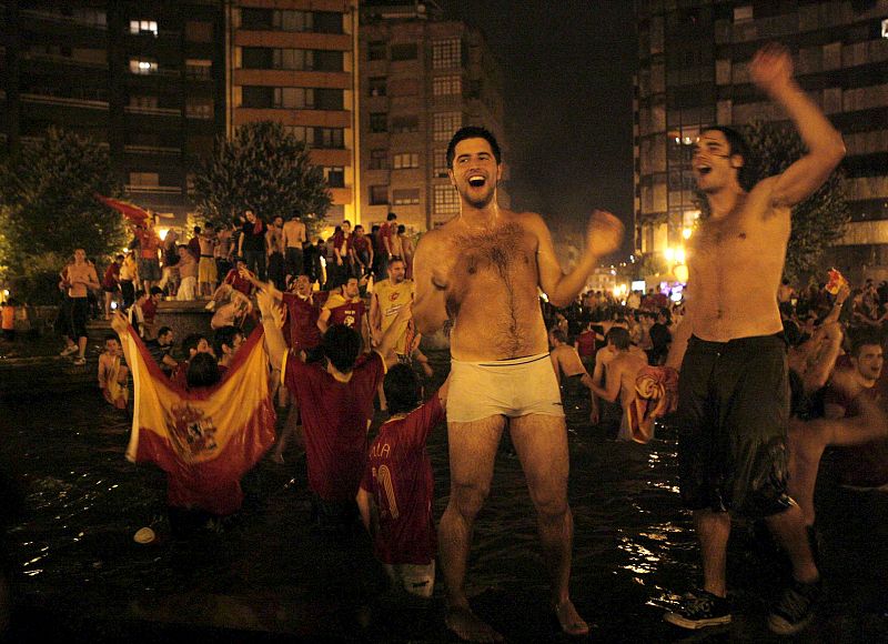 Oviedo se echa a la calle para festejar la victoria de España