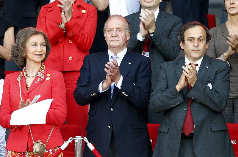 Los Reyes de España y el presidente de la UEFA, Michel Platini, asistieron al partido final de la Eurocopa 2008 entre España y Alemania.