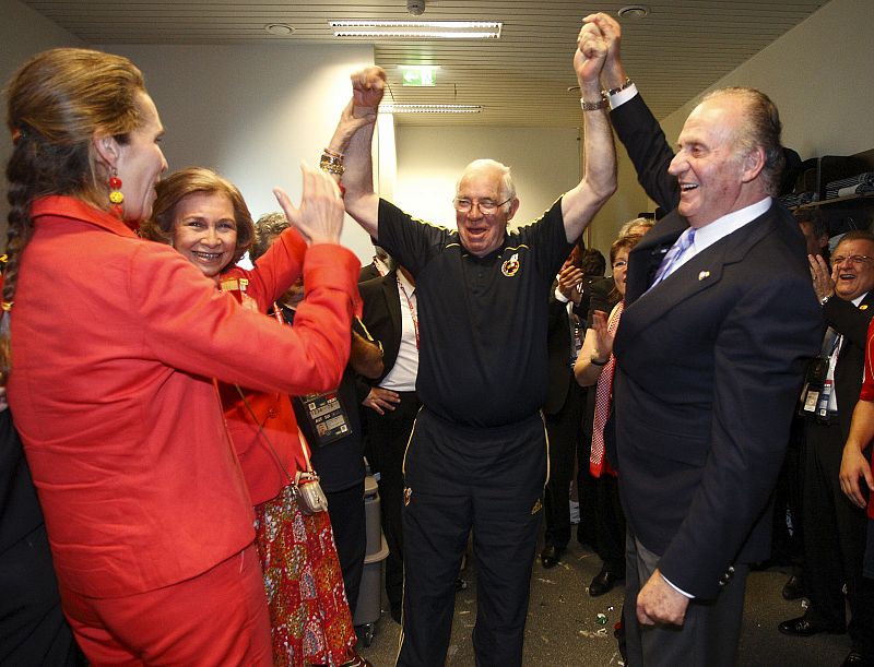 Los Reyes Juan Carlos y Sofía y la Infanta Elena felicitan al seleccionador nacional, Luis Aragonés, en los vestuarios del equipo español tras la victoria en la final, en la que han ganado 1-0 a Alemania.