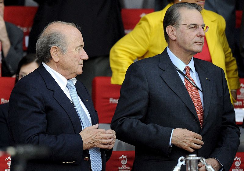 El presidente de la FIFA, Joseph Blatter y su homólogo del Comité Olímpico Internacional, Jacques Rogge, vieron la final de la Eurocopa en el estadio Ernst Happel de Viena (Austria).