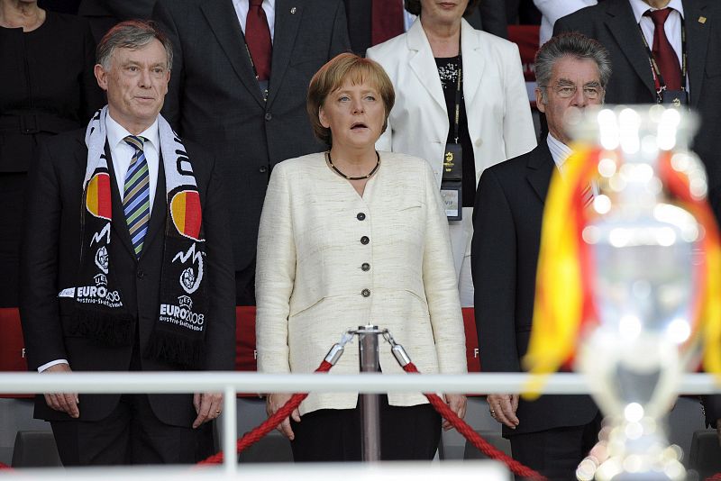 El presidente de Alemania, Horst Koehler, su canciller, Angela Merkel y el presidente de Austria, Heinz Fischer, asistieron a la final de la Eurocopa 2008.