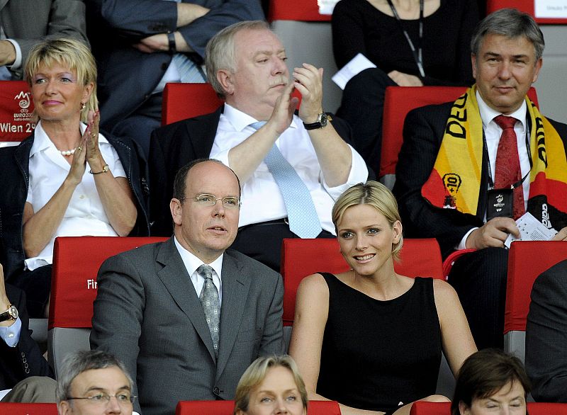 El príncipe Alberto de Mónaco y Charlene Wittstock miran atentos al partido final de la Eurocopa 2008 entre España y Alemania.