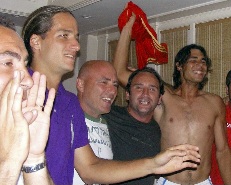 Los tenistas Rafael Nadal y Feliciano López, acompañados del ex tenista Albert Costa, celebran en Londres (Reino Unido) la victoria de la selección española de fútbol ante Alemania tras la final de la Eurocopa 2008 disputada esta noche en Viena.