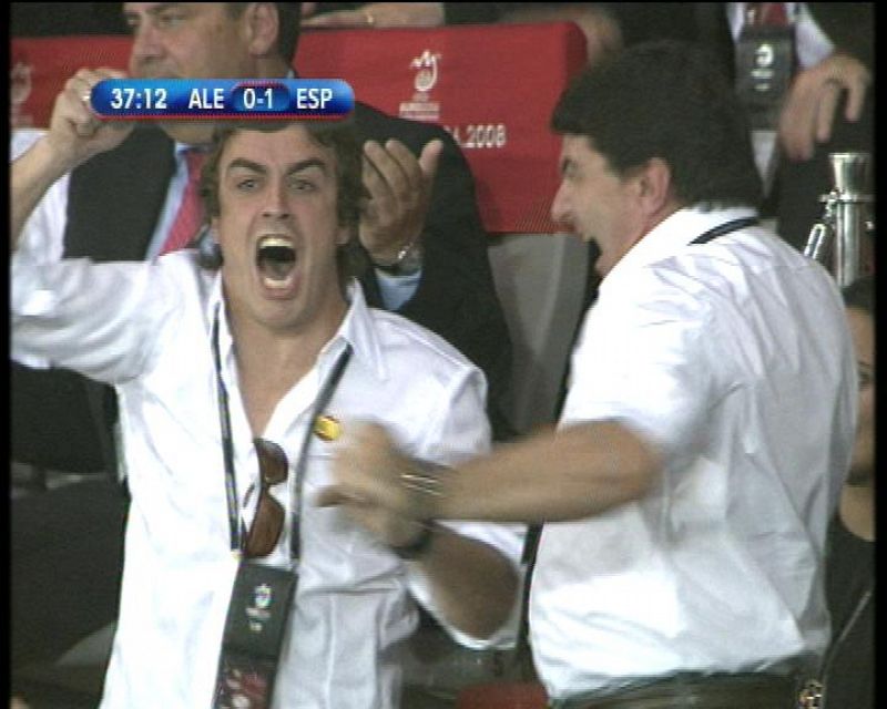 El piloto de F1, Fernando Alonso, vibró en cada momento del partido con la selección española.