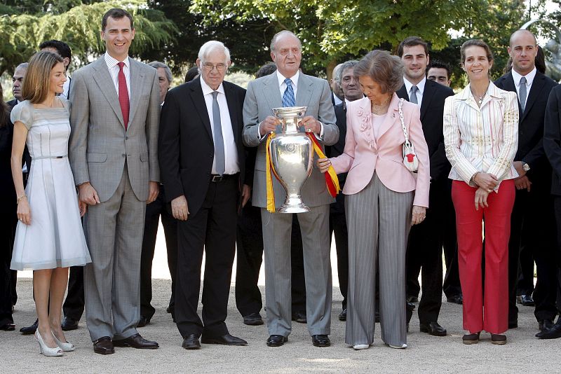 Reyes de copas: el trofeo presidió la recepción real a la selección en el palacio de la Zarzuela.