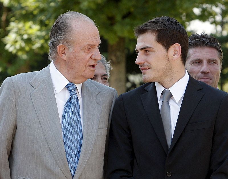 De Rey a capitán, Don Juan Carlos e Íker Casillas comentan la jugada.