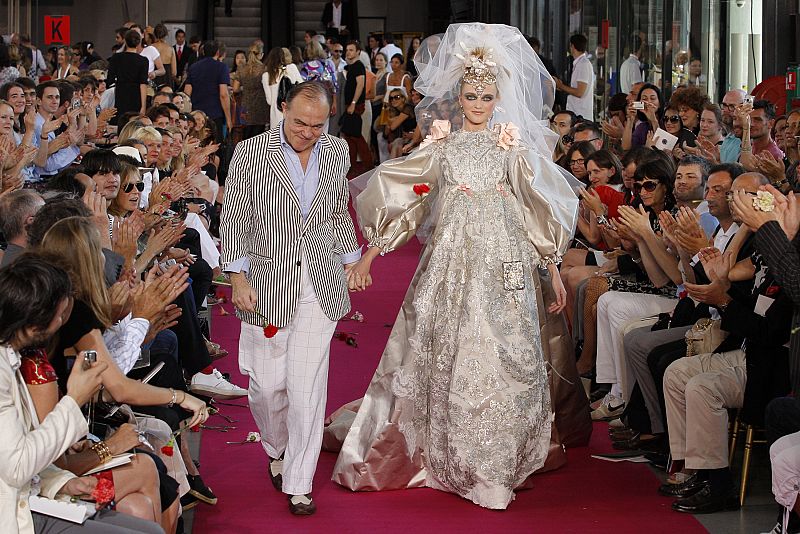 Lacroix saluda al final del desfile con su modelo estrella: el vestido de novia.