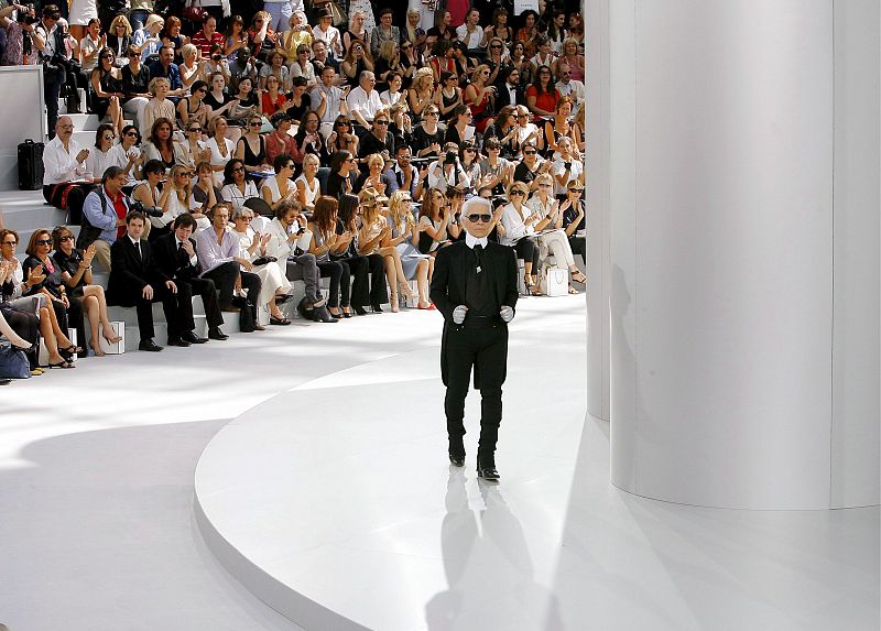 El diseñador alemán Karl Lagerfeld sale a saludar tras presentar su colección otoño/invierno 2008-2009 de alta costura de Chanel en la Semana de la Moda de París.