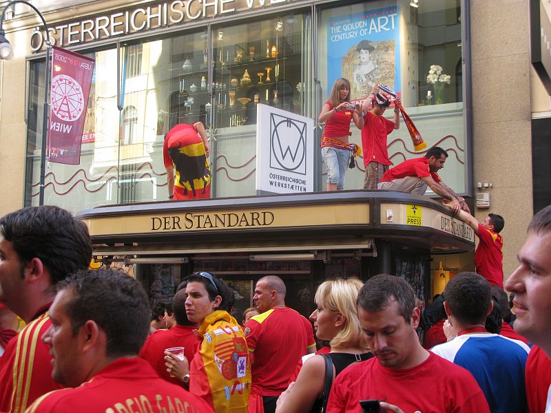 El centro de Viena, tomado por los hinchas españoles unas horas antes de la final