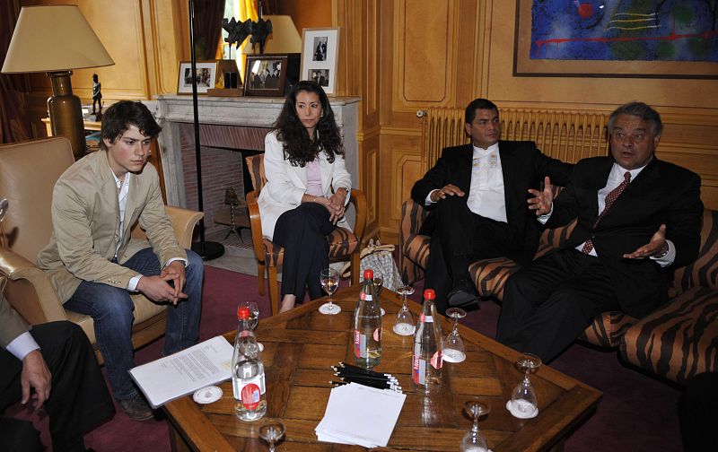 El hijo y la hermana de Ingrid Betancourt, Lorenzo y Astrid, y su ex marido, Fabrice Delloye, en un encuentro con el presidente de Ecuador, Rafael Correa, celebrado el pasado 14 de mayo en París.