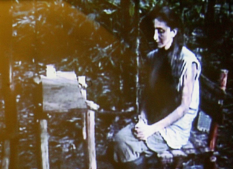 Ingrid Betancourt en otra imagen del vídeo obtenido por el Gobierno de Colombia de la documentación intervenida a las FARC y noviembre de 2007. Se cree que las imágenes fueron tomadas en octubre de ese año.