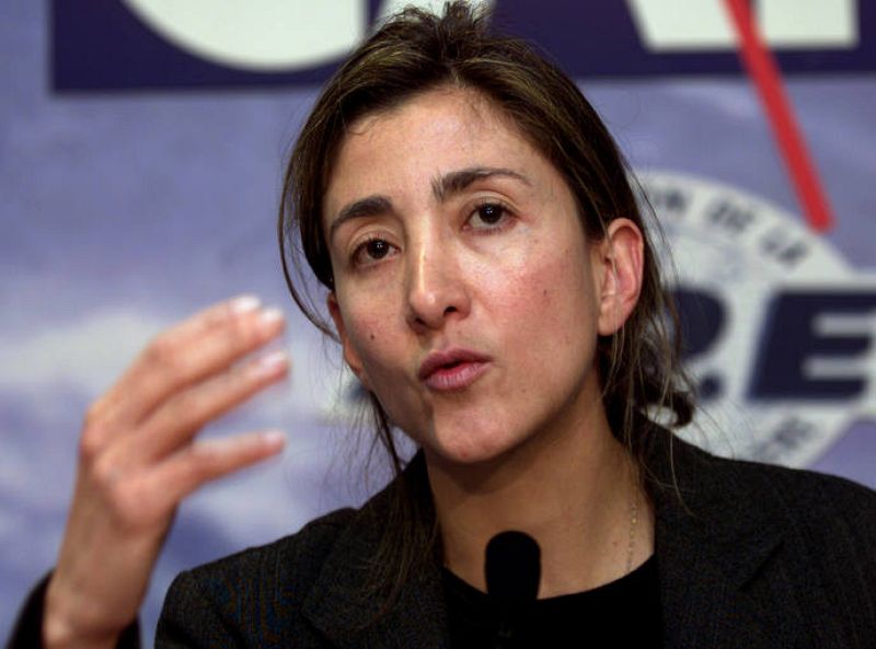 Ingrid Betancourt, antes de su secuestro, en una conferencia de prensa en París como candidata a las elecciones presidenciales de Colombia