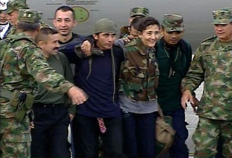 Ingrid Betancourt camina junto a los otros rehenes liberados en la operación del ejército colombiano