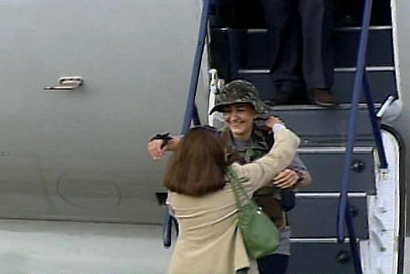 Ingrid Betancourt abraza a su madre, Yolanda Pulecio, tras bajar del avión tras su rescate