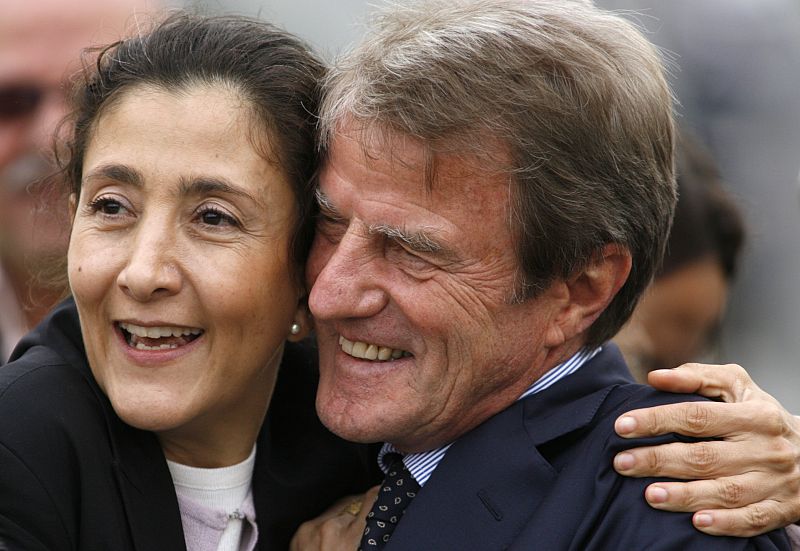 El ministro de Exteriores francés, Bernard Kouchner, abraza a Ingrid Betancourt.