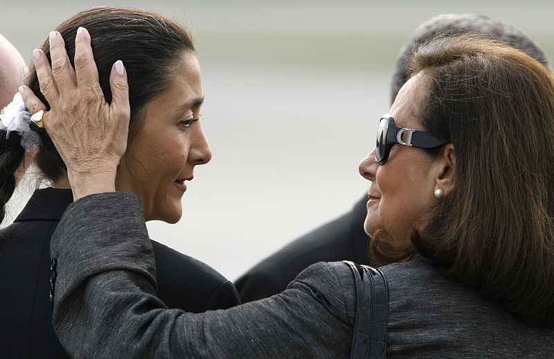 La madre de Ingrid, acaricia a su hija en el aeropuerto de Bogotá.