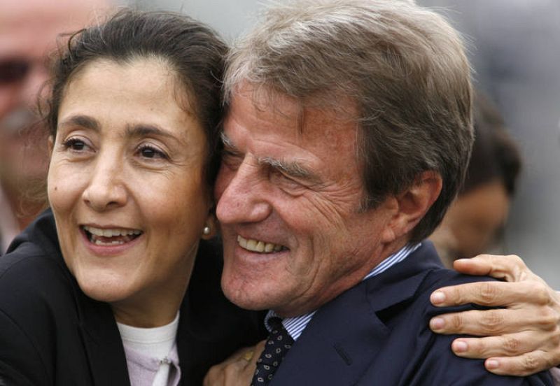 El ministro de Exteriores francés, Bernard Kouchner, abraza a Ingrid Betancourt.