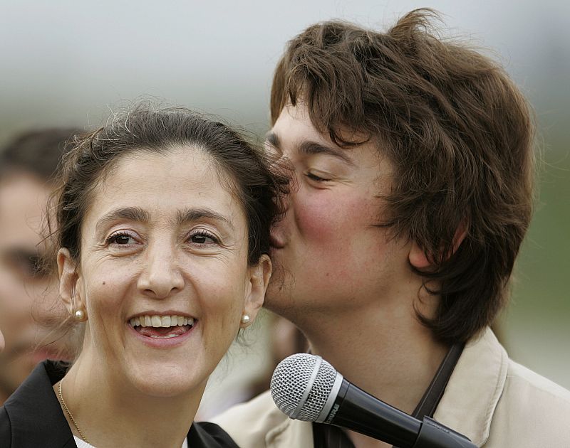 El hijo de Ingrid, Lorenzo Delloye, besa a su madre después de seis años separados.