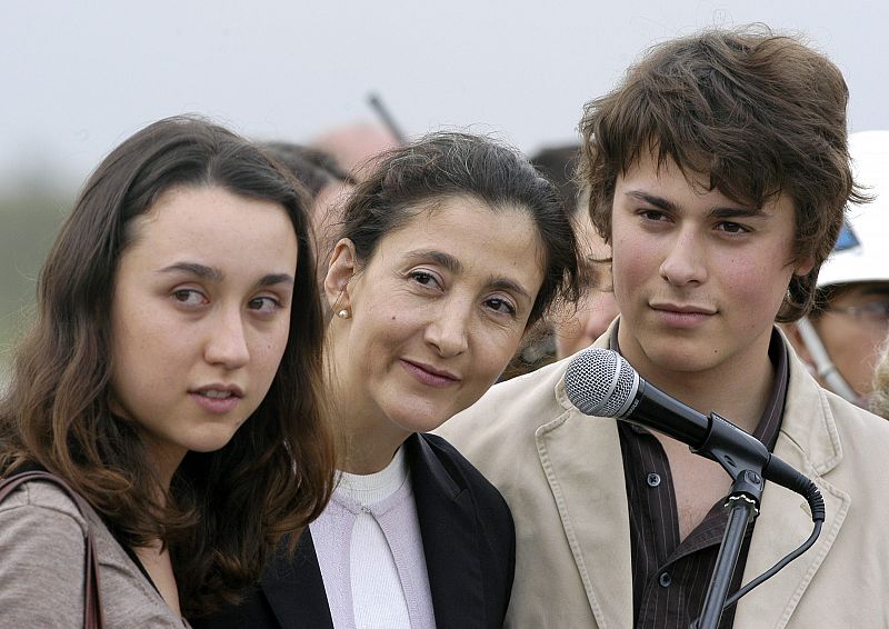 Los hijos de Betancourt no se han separado ni un momento de su madre y han expresado su felicidad en la rueda de prensa.