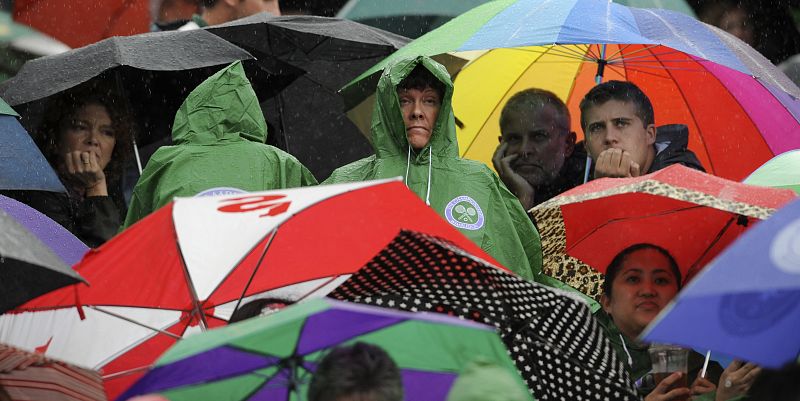 Espectadores protegiéndose de la lluevia