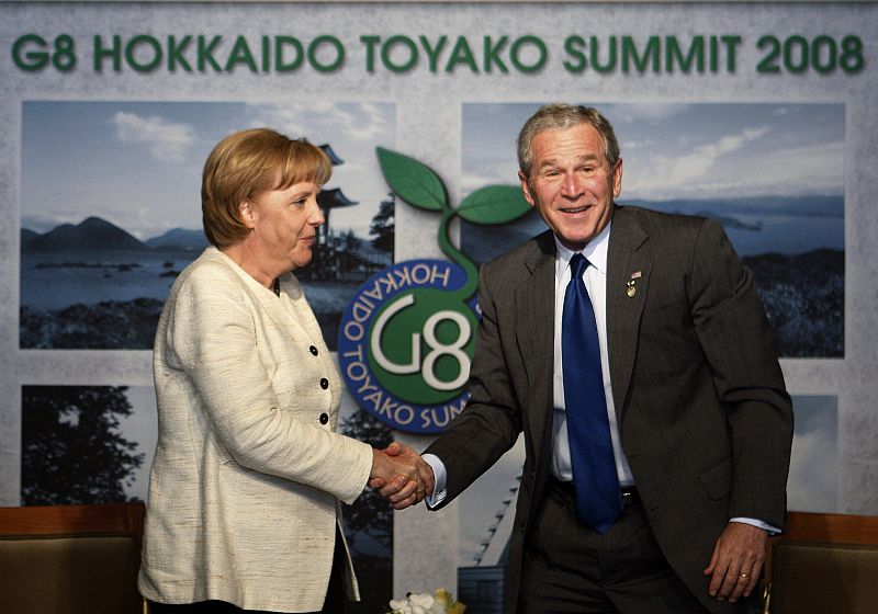 George W. Bush en un encuentro con la canciller de Alemania Angela Merkel en la Cumbre del G8 en Toyako el 8 de Julio