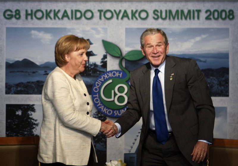 George W. Bush en un encuentro con la canciller de Alemania Angela Merkel en la Cumbre del G8 en Toyako el 8 de Julio