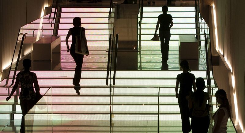 La espectacular escalera es uno de los puntos fuertes de la nueva tienda.