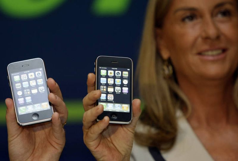 La consejera delegada de Telefónica en España, Belén Amatraín, muestra el dispositivo. 