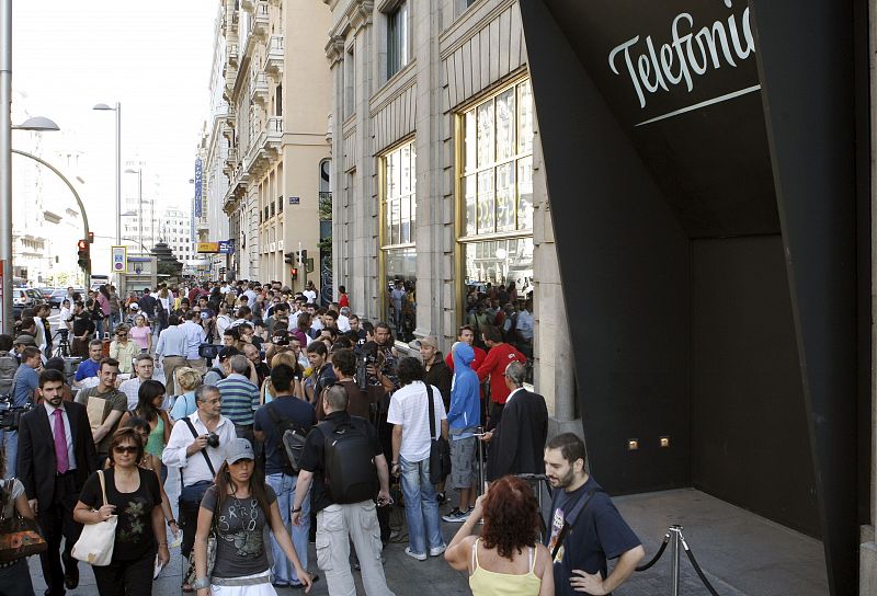 Cientos de personas esperaban en una fila que cruzaba cuatro calles para adquirir el teléfono móvil de Apple, iPhone 3G, en la puerta de la tienda de Telefónica en Madrid, en Gran Vía 28.