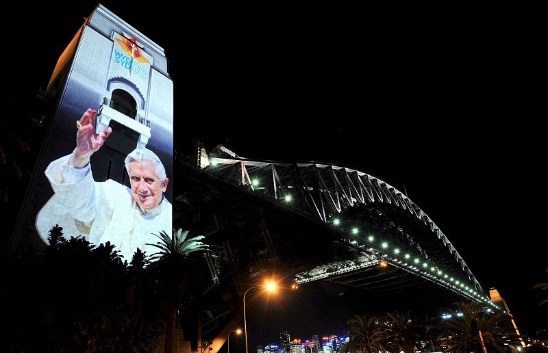 Imagen de Benedicto XVI proyectada en una columna en Australia