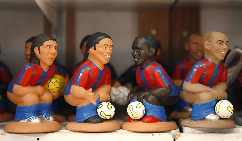 En sus cinco temporadas en el club azulgrana, Ronaldinho y el resto de los 'cuatro fantásticos' se han convertido en símbolos de la cultura catalana. En la imagen, los jugadores del Barça se han convertido en "caganers" navideños.