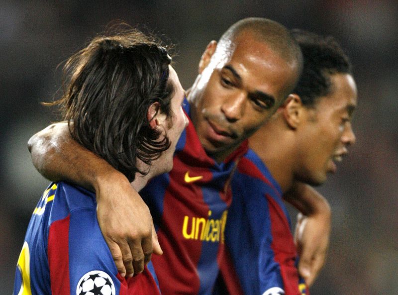 Futuro, presente y pasado de la delantera azulgrana. Ronaldinho se marcha al Milán y ahora Henry tutelará a la perla del vestuario culé, el argentino Leo Messi.