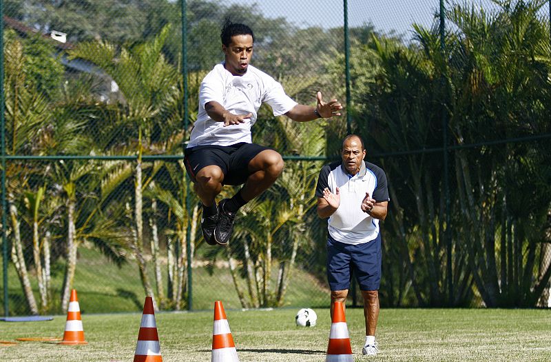 Acabada su última Liga en el Barcelona, la obsesión de Ronaldinho ha sido volver a ponerse en forma para estar en condiciones de participar con Brasil en los Juegos Olímpicos de Pekín. En la imagen, entrena con su preparador físico, Paulo Paixao, en