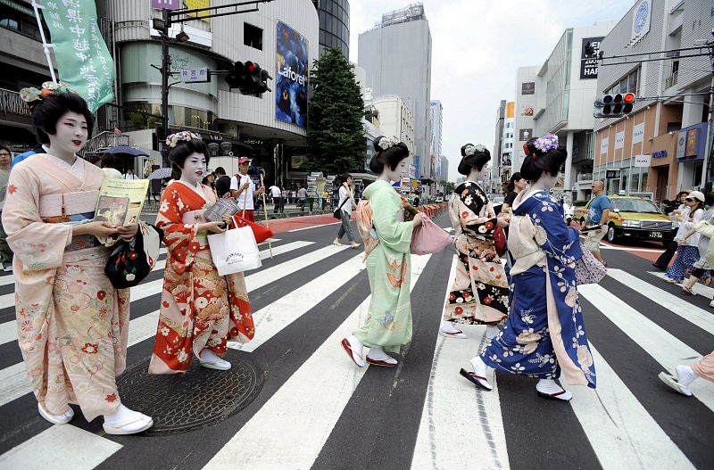 Seis geishas de Furumati publicitan Niigata en Tokio