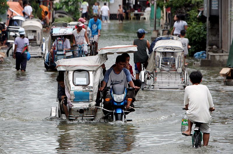 La tormenta tropical Helen deja inundaciones en Manila