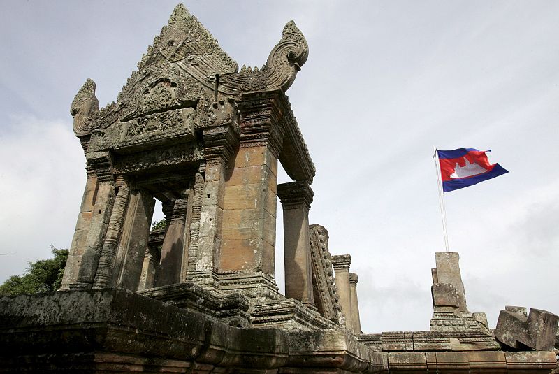 Un grupo de soldados camboyanos hace guardia cerca del Templo de Preah Vihear