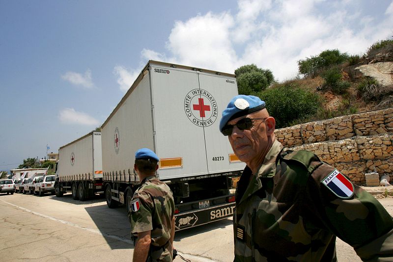 SOLDADO PROTEGE FRONTERA MIENTRAS VEHÍCULOS DE CRUZ ROJA TRANSPORTA ATAUDES DE DOS SOLDADOS ISRAELÍES