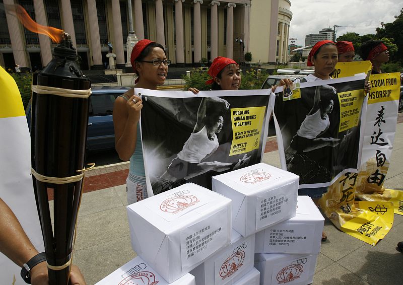 Miembros de Amnistía Internacional muestran pancartas durante un piquete delante de la Oficina de Correos en Manila