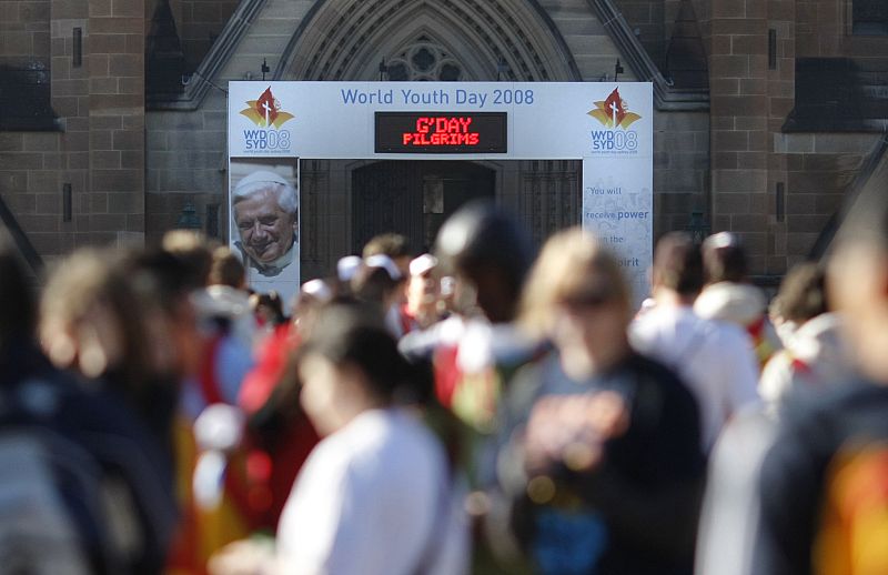 Peregrinos del Día Mundial de la Juventud, en la puerta de la catedral de St. Mary, en Sidney.